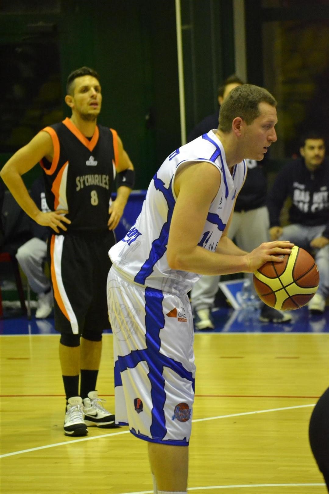 Marco Papalotti carica il Basket Frascati in attesa di Basket end Porchetta Marco Papalotti