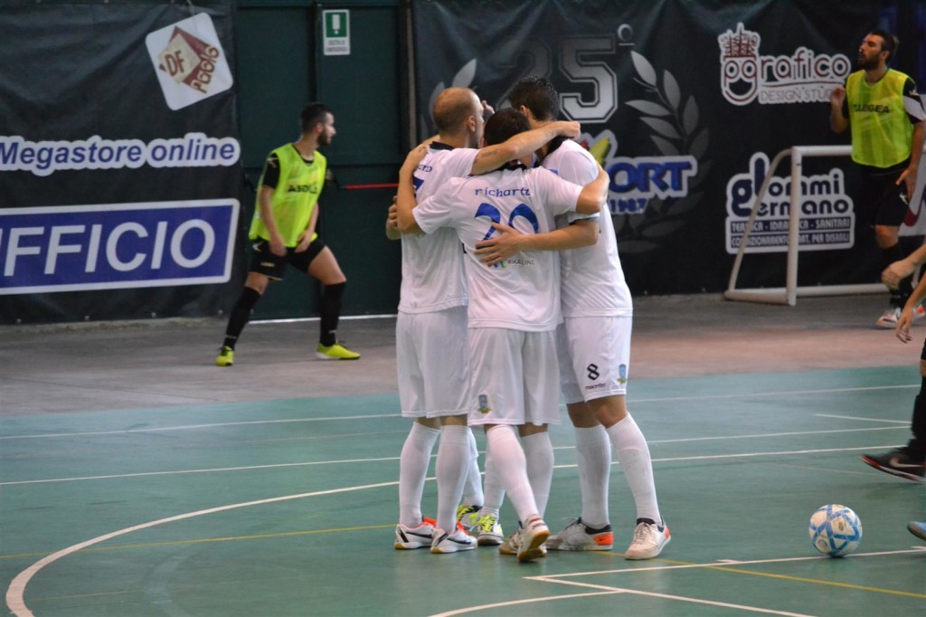 esultanza dopo 4-1 all'Ossi