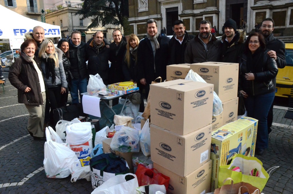 foto di gruppo raccolta benefica 22 dicembre a frascati