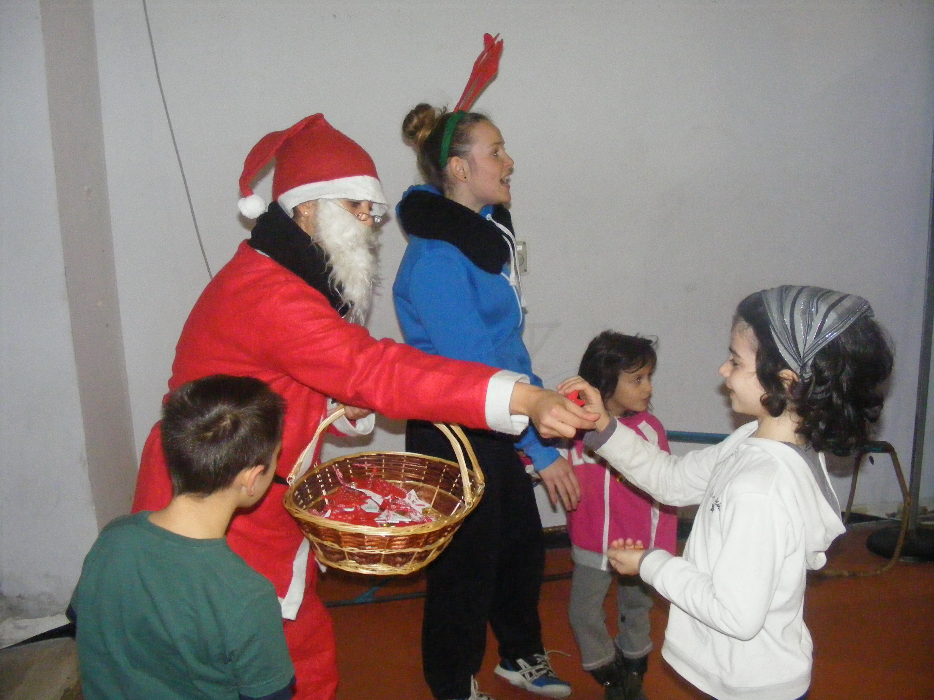Vigilia di Natale agrodolce per la Pallavolo Velletri larrivo di babbo natale tra la gioia dei giovani atleti della pallavolo velletri