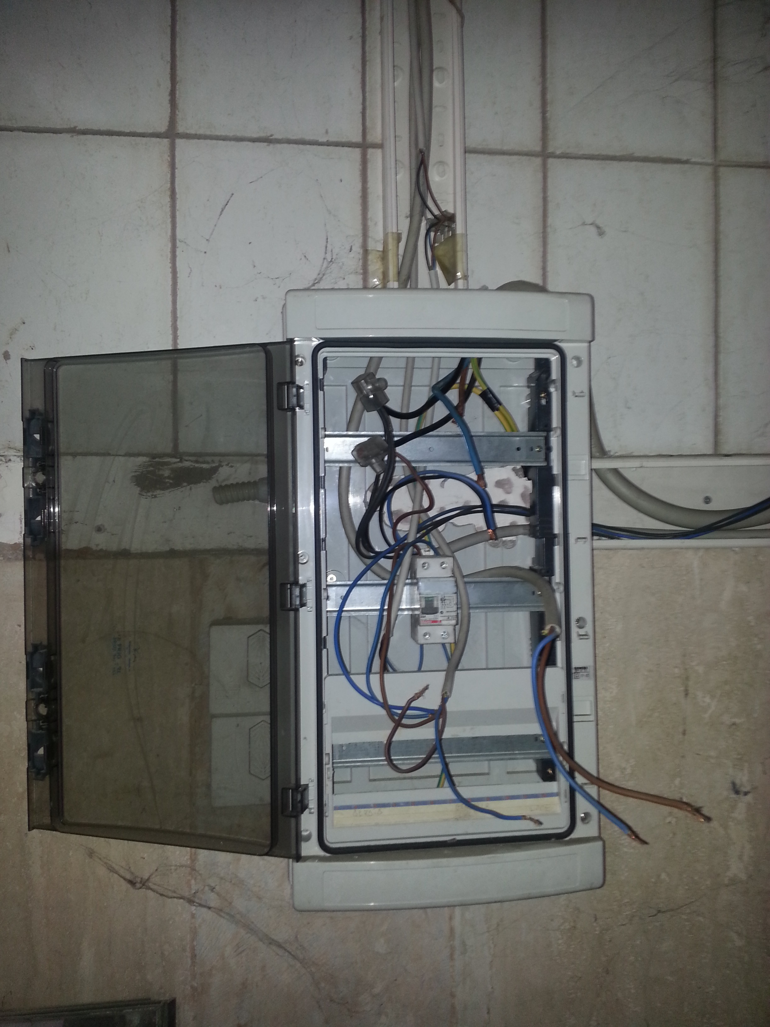 Scontro politico sullo stato del Mercato Coperto di Frascati foto fili scoperti al mercato coperto di frascati