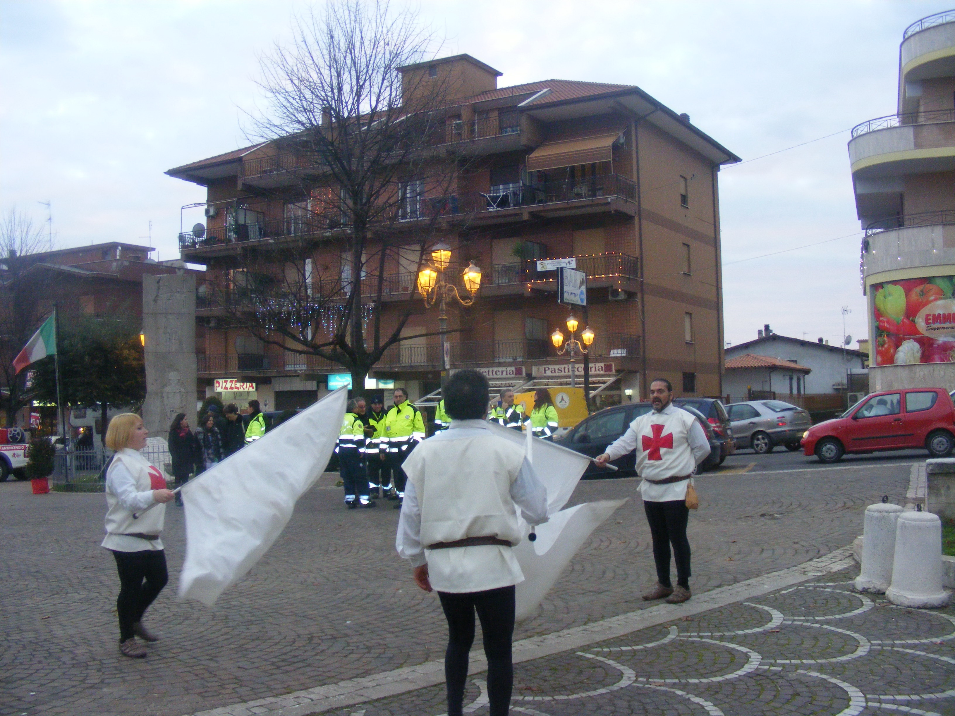 Inaugurato il Primo mercatino di Natale a Lariano l'esibizione dei musici e sbandieratori templari di fra raimondo foulques
