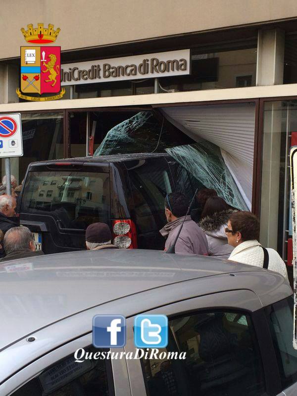 Suv sfonda vetrina Unicredit a Velletri e uccide una donna incidente Velletri