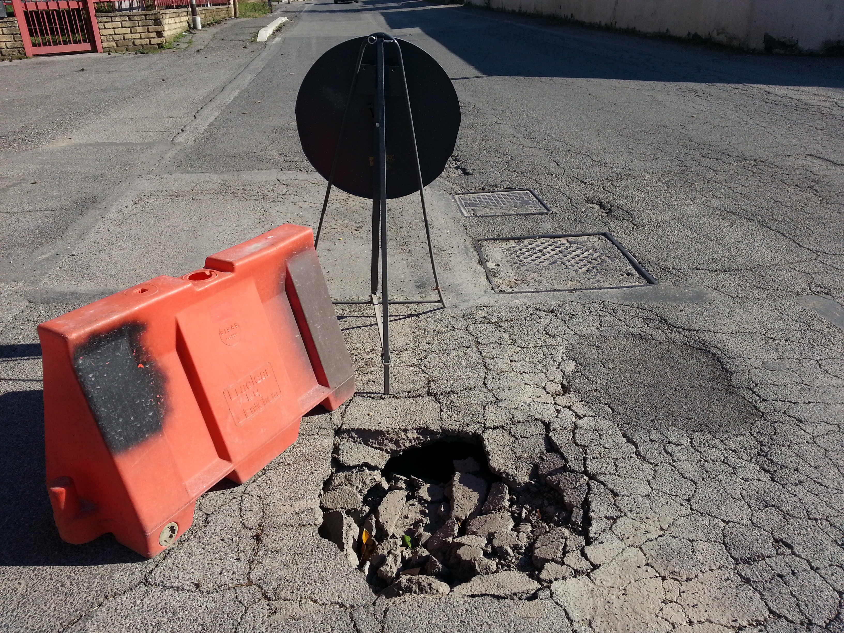 Pavona, residenti chiedono interventi di manutenzione e decoro buca-pavona