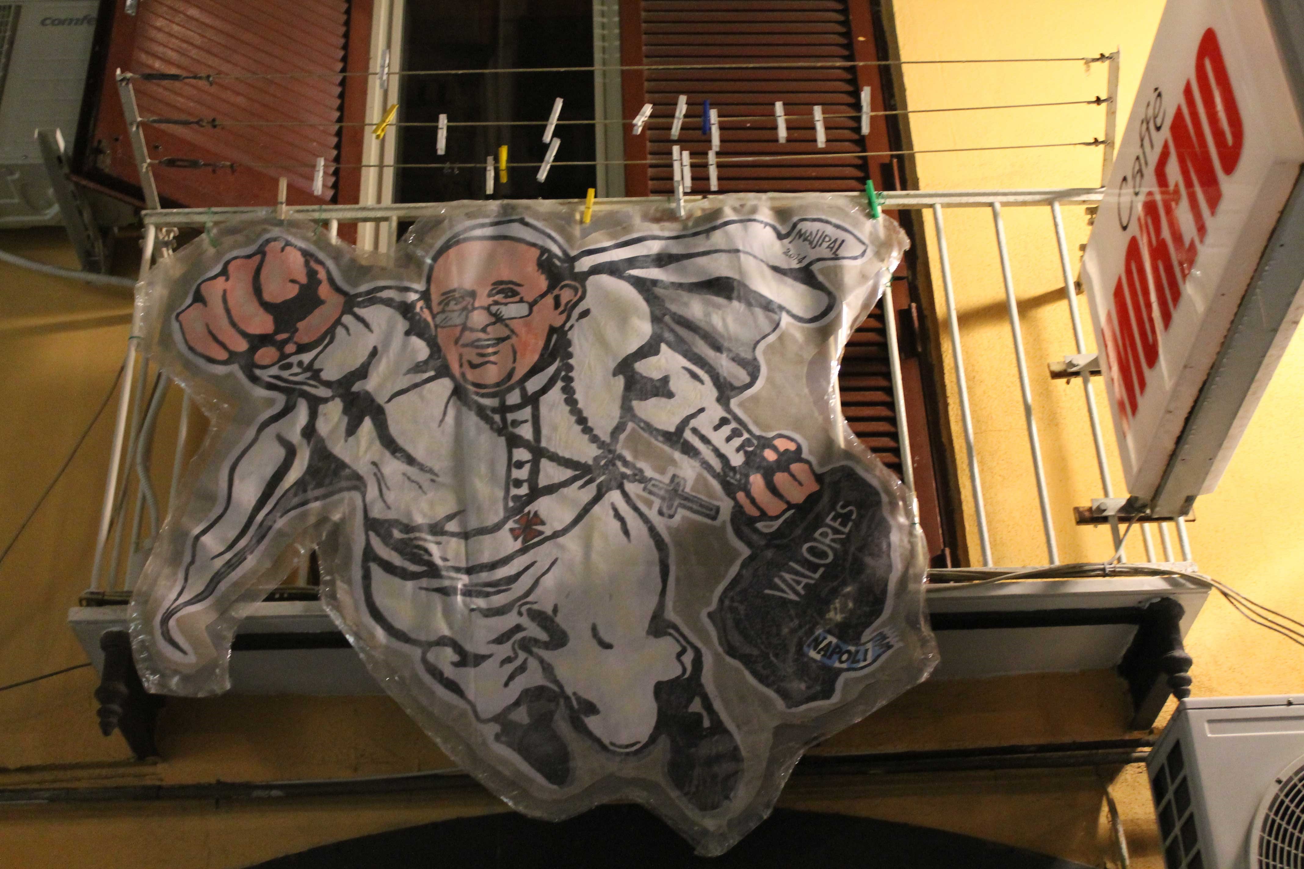 L’artista Mauro Pallotta ha portato il suo Super-Pope a Napoli superpope