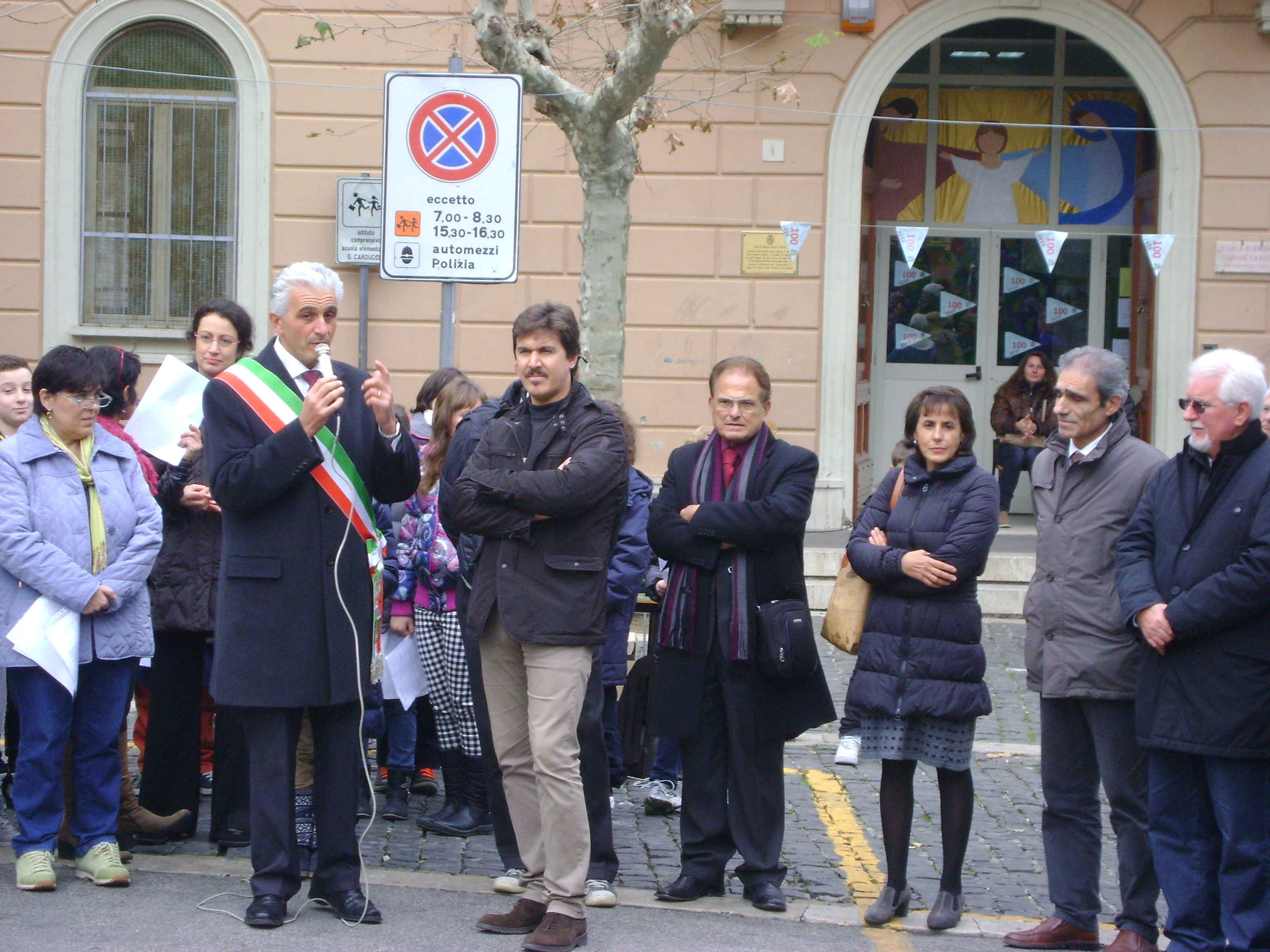 La democrazia partecipata arriva nelle scuole di Monte Porzio Catone sindaco_e_vicesindaco_monteporzio_manifestazione_scolastica