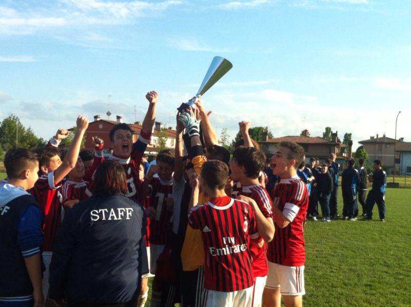 Centro Calcio Rossonero, fantastico tris al torneo di Lignano Sabbiadoro giovanissimi_centro_calcio_rossonero_esultano_a_lignano