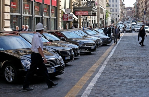 Roma, assemblea Bankitalia:parcheggio selvaggio auto blu Parcheggio selvaggio di auto blu per assemblea Bankitalia