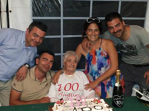 Andreina Nuccetelli neo centenaria di Marino adriana_nuccitelli_con_nipoti