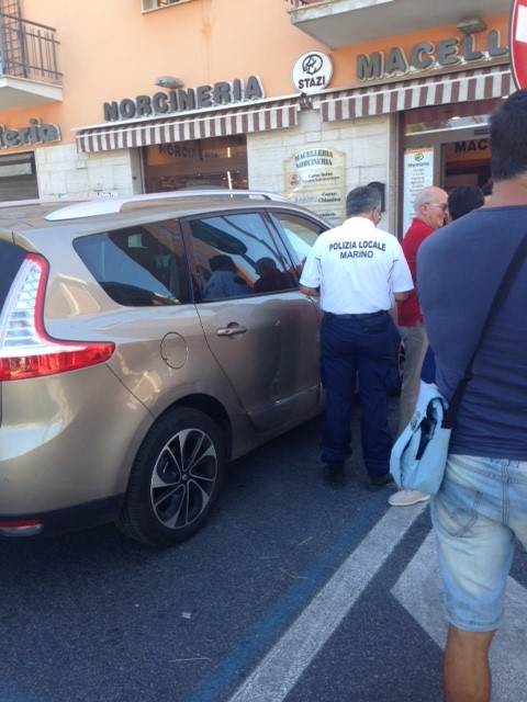 Bimbo resta chiuso in auto, intervento della Polizia Locale di Marino polizialocale