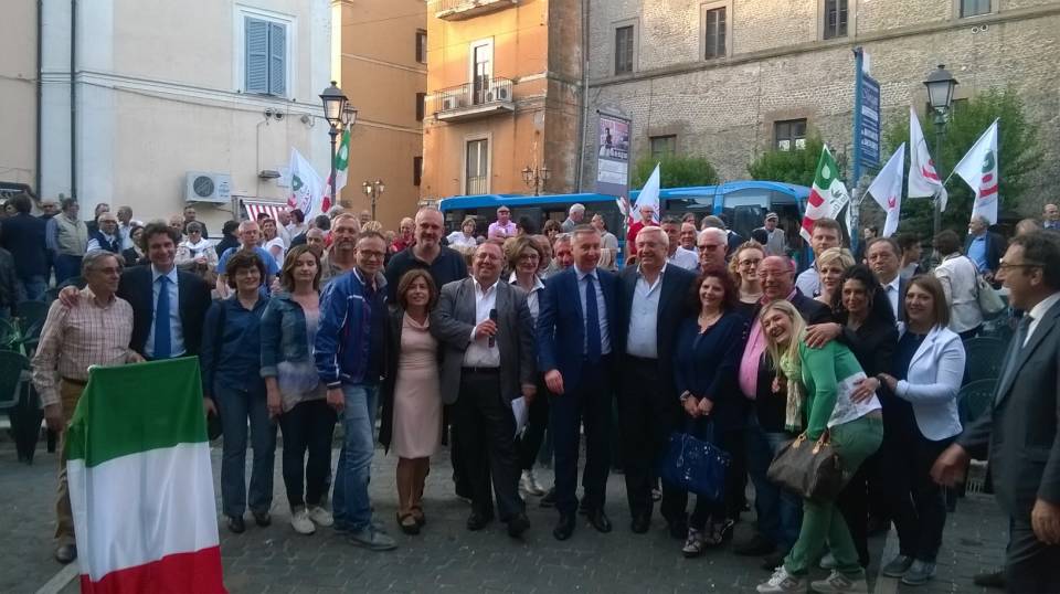 Il vice di Renzi riempie la piazza del Pd di Albano pd