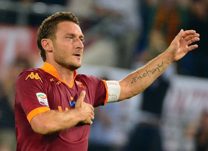 Totti premiato come eccellenza di Assotutela totti_maglia_roma_mano_sul_cuore