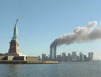 11 settembre, la libertà vince sul terrore National_Park_Service_9-11_Statue_of_Liberty_and_WTC_fire