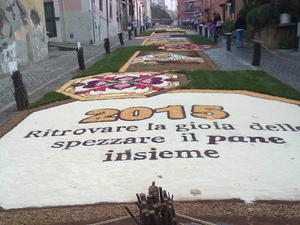 In migliaia a Genzano per la bruschetta dei record e l’infiorata di pane pane