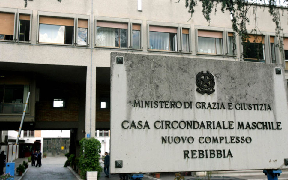 Carcere Rebibbia, a Roma denunciati per aver esploso fuochi d’artificio rebibbia_Carcere_cartello-_roma_today