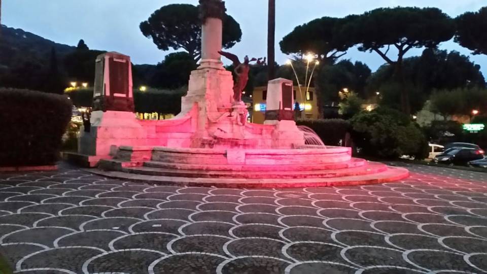 Frascati tinge di rosa la fontana di piazza Marconi per la prevenzione fontana