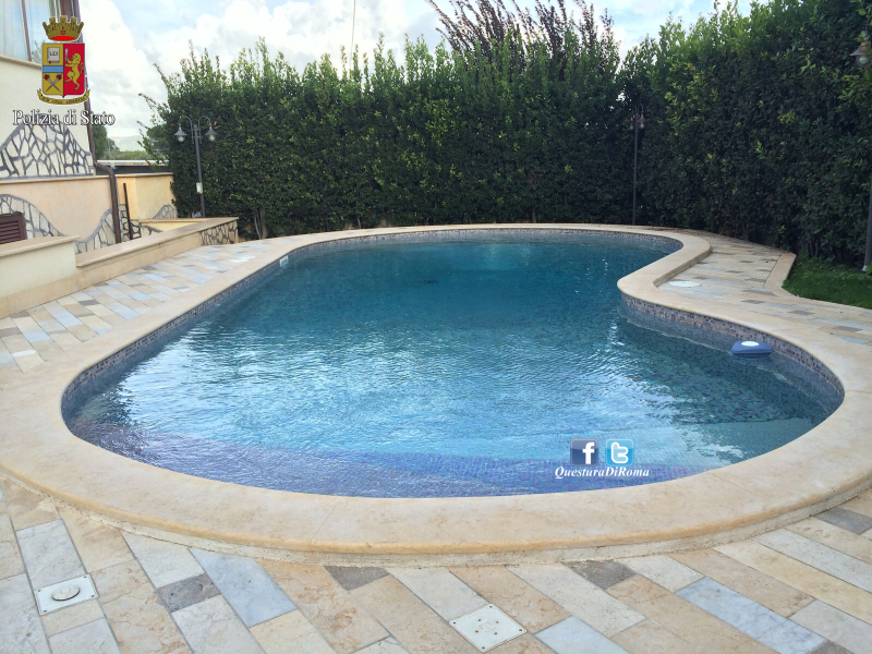 piscina_sequestrata_polizia