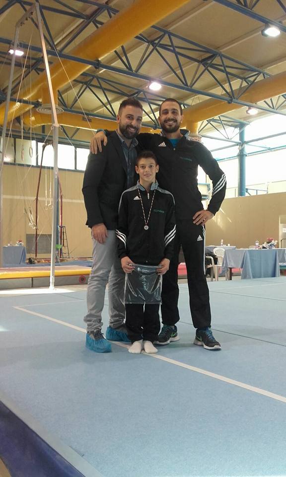 Asd Res Novae Velletri ai campionati Interregionali di categoria di ginnastica artistica simone_di_lazzaro_con_il_tecnico_martella_e_il_giudice_di_marzio