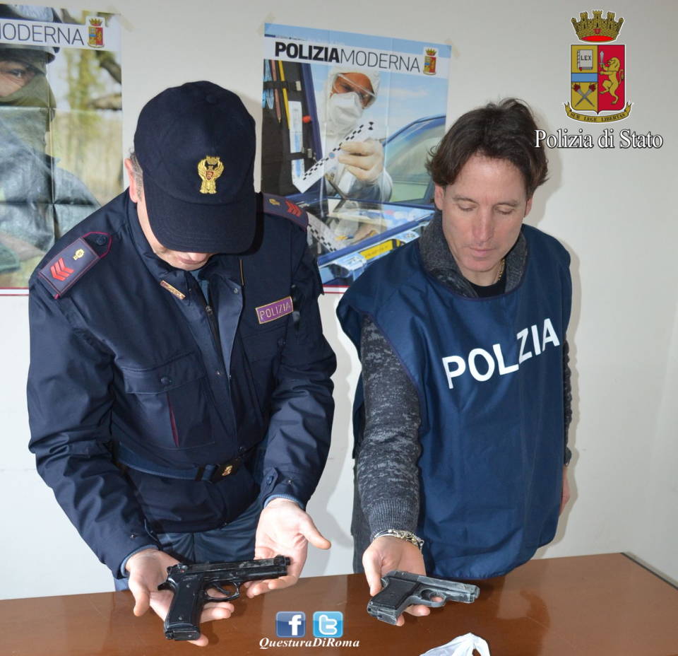 Polizia di Stato trova due pistole false a Frascati ritrovamentopoliziafrascati