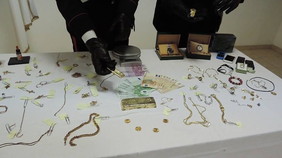 Grottaferrata, riciclavano refurtiva tramite un Compro Oro sequestroorodapartedeicarabinieri