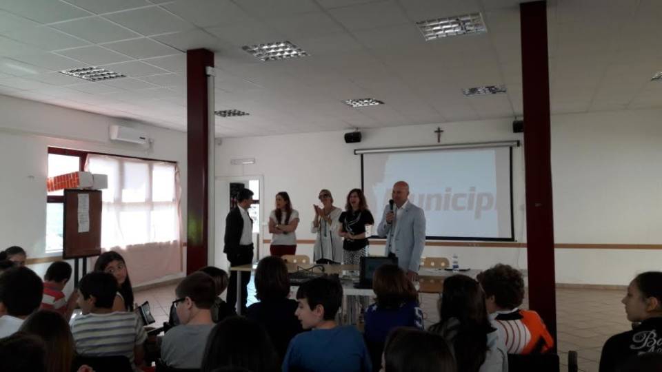 Gli studenti di Colonna insegnano l’app Municipium municipium