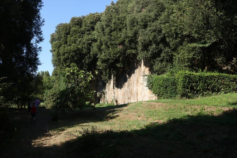 Lanuvio, Amici di Beppe Grillo passeggiano contro il referendum camminando