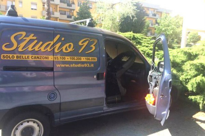 Attentato incendiario a Radio Studio 93, la solidarietà di Meta Magazine furgone_radio_studio_93