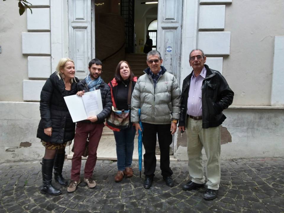 Eternit, raccolta firme degli Amici di Beppe Grillo di Lanuvio consegna_firme_contro_eternit