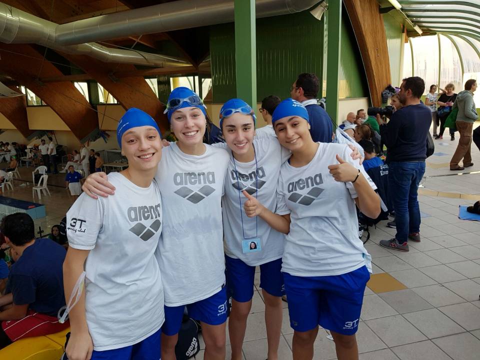 Nuoto 3T Frascati Sporting Village, staffetta ai piedi del podio staffetta4x503t