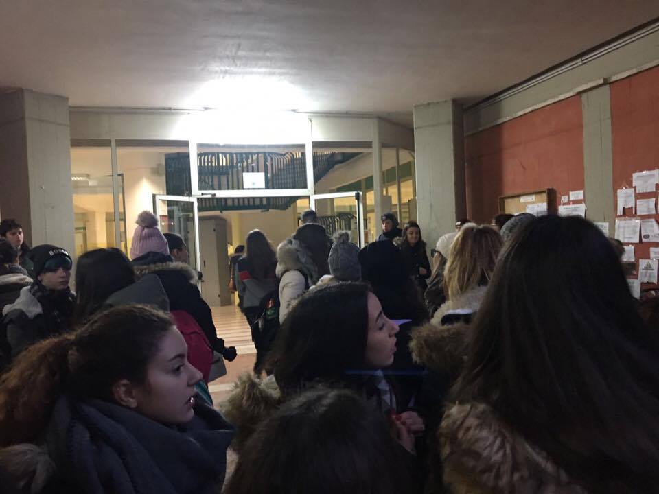 Gli studenti del Foscolo oggi in classe, ma le temperature in aula non superano i 15°