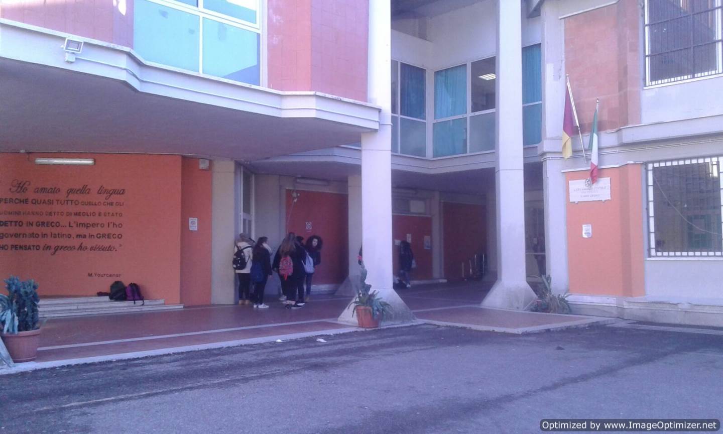 Vandali al Foscolo, scritte minacciose dentro e fuori la scuola esternofoscolo