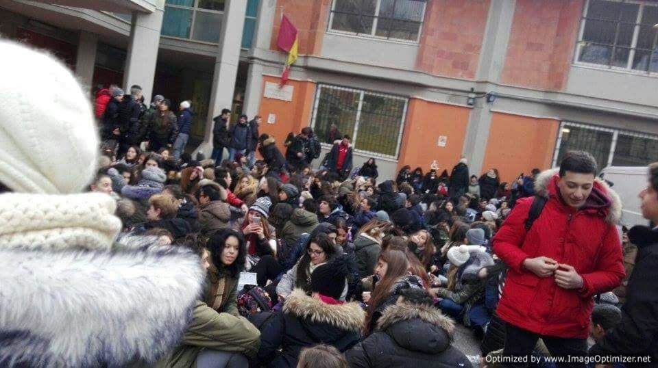 Protesta da brividi al Liceo Ugo Foscolo studenti