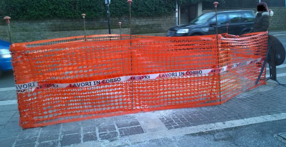 Via ai lavori di manutenzione sui marciapiedi di Pavona marciapiede