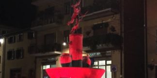Nemi si accende di rosso contro la violenza sulle donne fontana