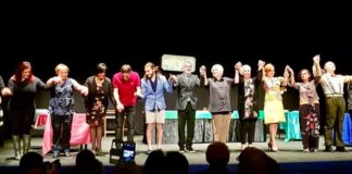 Un delitto non svelato per una commedia esilarante locandina