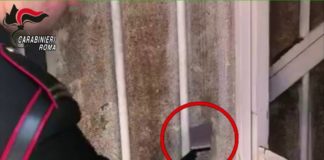 Base di spaccio in appartamento occupato a Tor Bella Monaca La fessura utilizzata per lo spaccio di droga scoperta dai Carabinieri