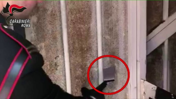 La fessura utilizzata per lo spaccio di droga scoperta dai Carabinieri