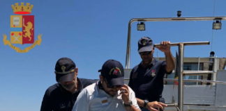 Fiumicino, Polizia soccorre un imbarcazione doryde fotofiumicino