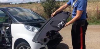 Smontavano una Smart a Borghesiana, arrestati auto_smontata