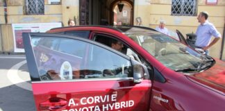 Frascati, donata Toyota Auris ibrida al Comune autoibridamastrosanti