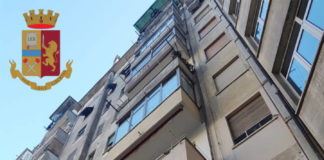 Colli Albani, lancia dal balcone fucile da caccia palazzo