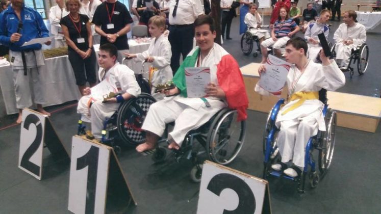 La nuova cintura nera Gabriele De Angelis agonista squadra di kumite