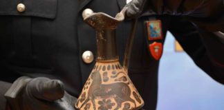 Vitinia 2 persone denunciate per possesso vaso etrusco vaso