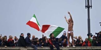 Tevere, si rinnova la tradizione del tuffo di Capodanno