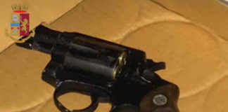 Poliziotti accerchiati a Tor Bella Monaca volantiarmidroga