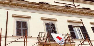 La bandiera della Croce Rossa su Palazzo Consoli bandiera_cri_palazzo_consoli