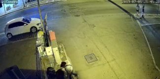 Le telecamere riprendono un incivile del rifiuto a Pavona fermo4