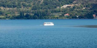 Agosto in barca sul lago Albano barca_lago_albano