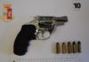 40enne spara contro l’auto della moglie e della sorella pistola