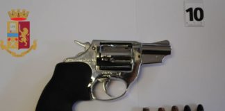 40enne spara contro l’auto della moglie e della sorella pistola